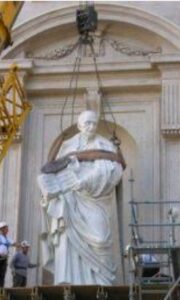 Instalación de la escultura de San Anibal María de Francia por el papa Benedicto XVI en el Vaticano